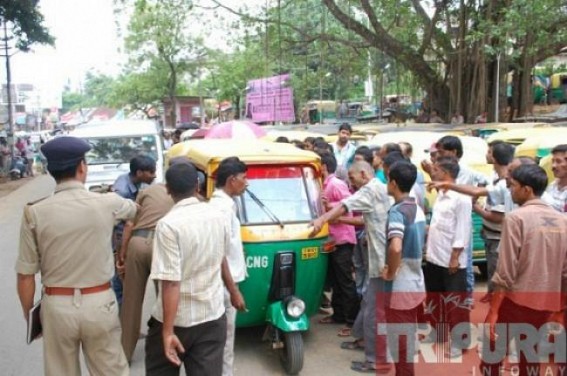 Auto-Rickshaw Union observed 3hours strike, demanding strict action against allegedly accused constable